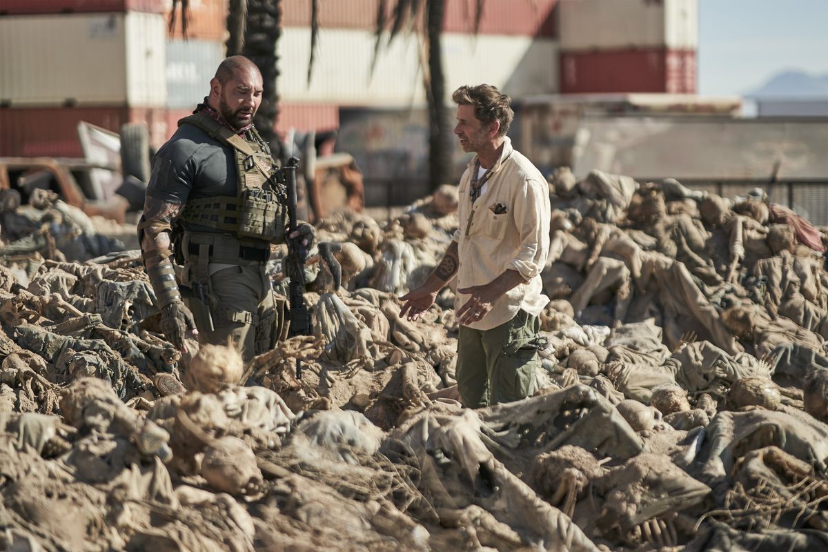 Dave Bautista e Zack Snyder si trovano in un campo di cadaveri sul set dell'Esercito dei Morti