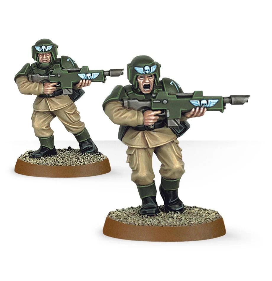 Due soldati in armatura da combattimento verde impugnano fucili esotici al petto.