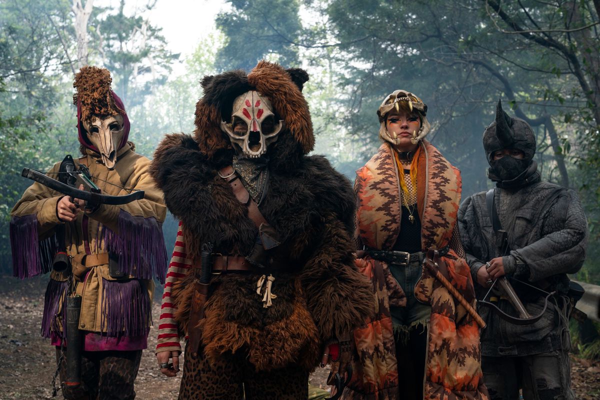 L'esercito degli animali di Sweet Tooth, quattro persone vestite con elaborati costumi di animali.