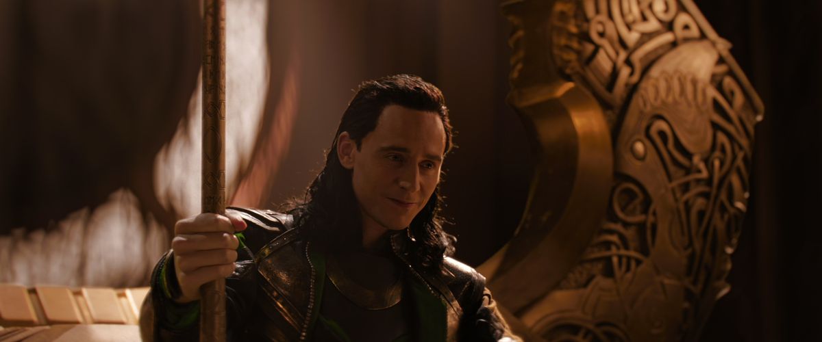 Loki siede sul trono di Odino in una scena dei titoli di coda di Thor: The Dark World. 