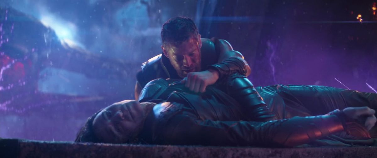 Thor è in lutto per il corpo di Loki in Avengers: Infinity War. 