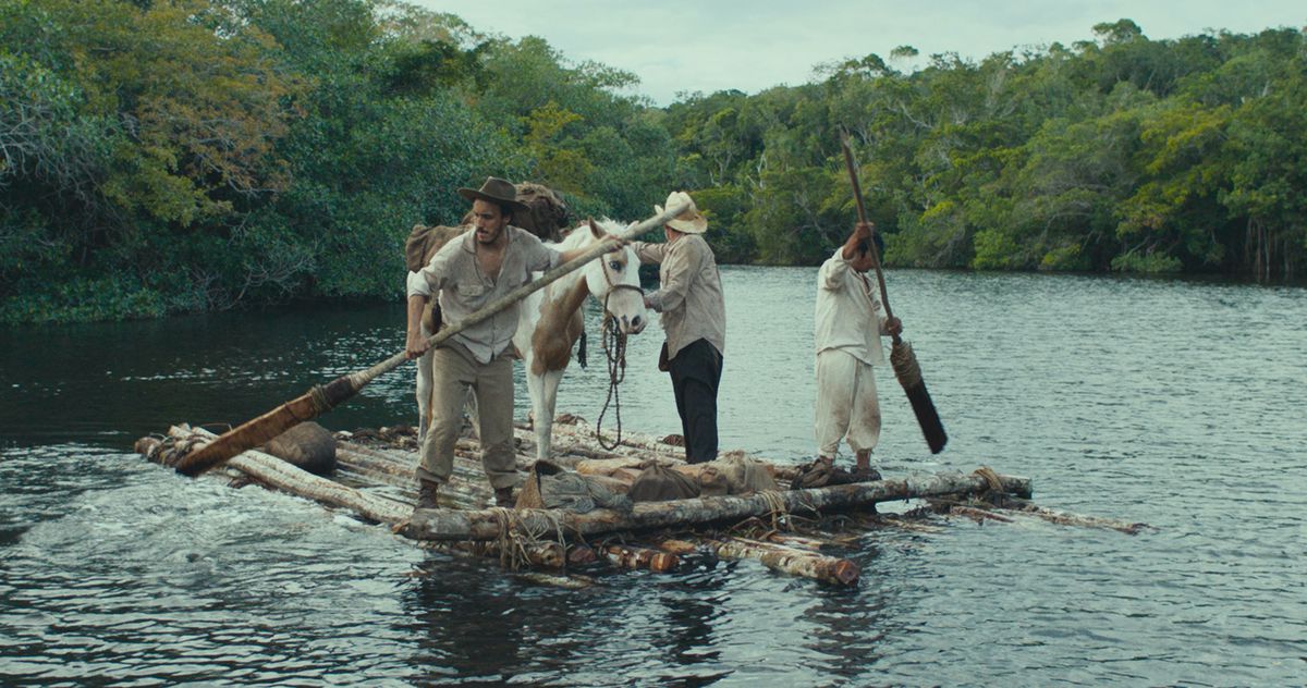 Tre uomini e un cavallo da soma su una zattera in un fiume, a metà della giungla, in Tragic Jungle
