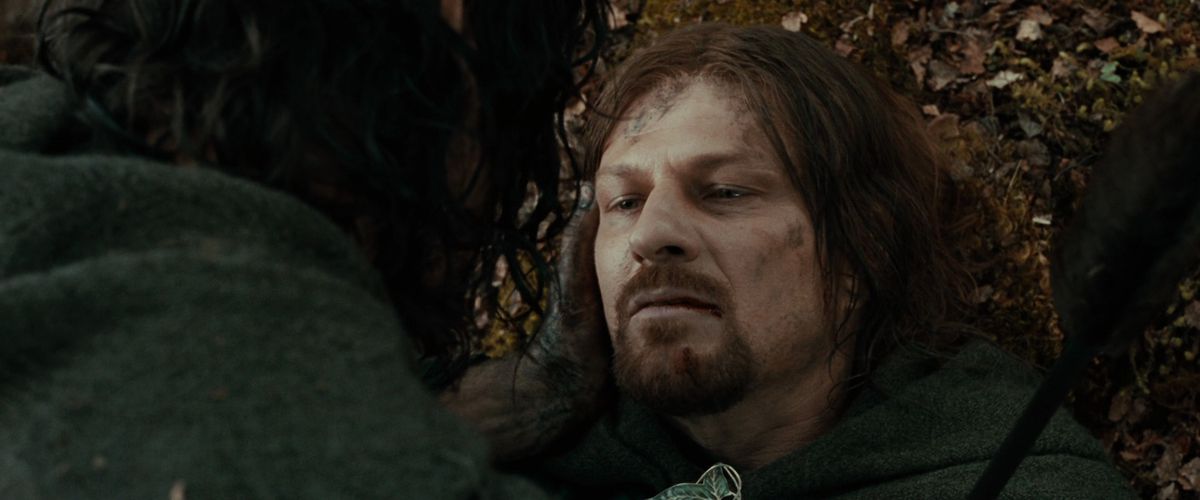 Aragorn culla teneramente il volto di un Boromir morente ne La Compagnia dell'Anello. 