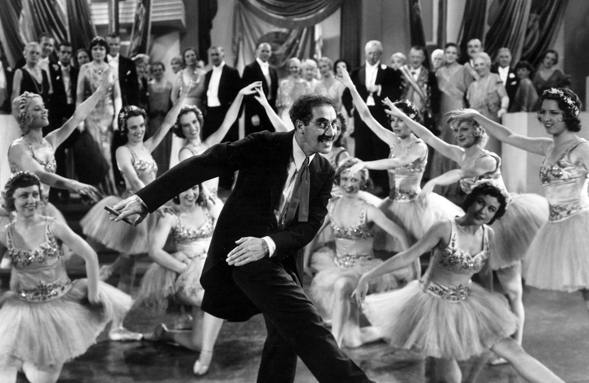 Groucho Marx balla davanti a una grande folla in Duck Soup