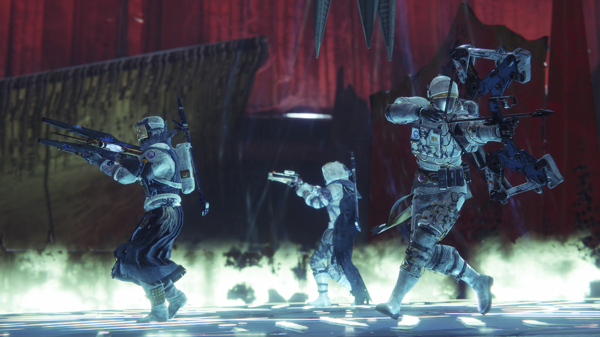 Destiny 2: Immagine di Shadowkeep dei Guardiani che proteggono un piatto