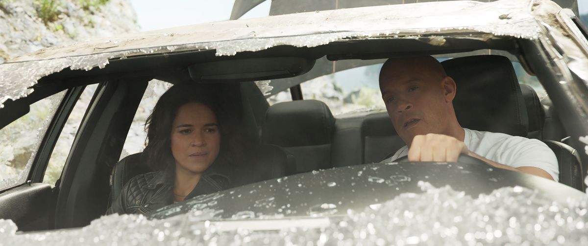 Letty e Dom siedono in un'auto con un parabrezza rotto in F9