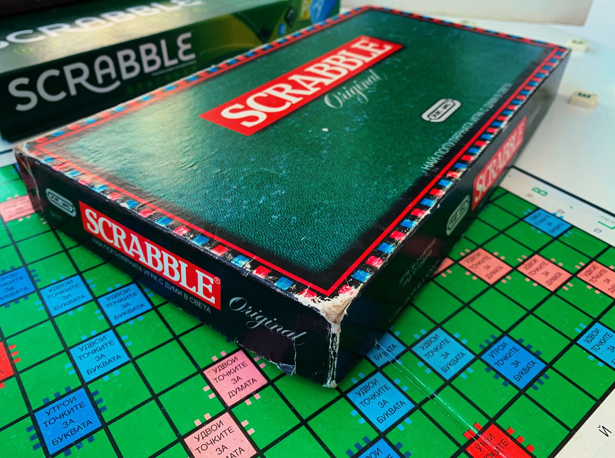 Una vecchia scatola di Scrabble malconcia, gli spazi resi con caratteri cirillici.