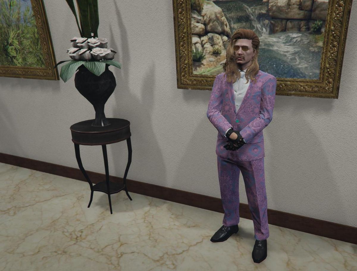 GTA Online - Charlie Bradstock, in un abito rosa pastello e viola, posa a un evento del museo in-game
