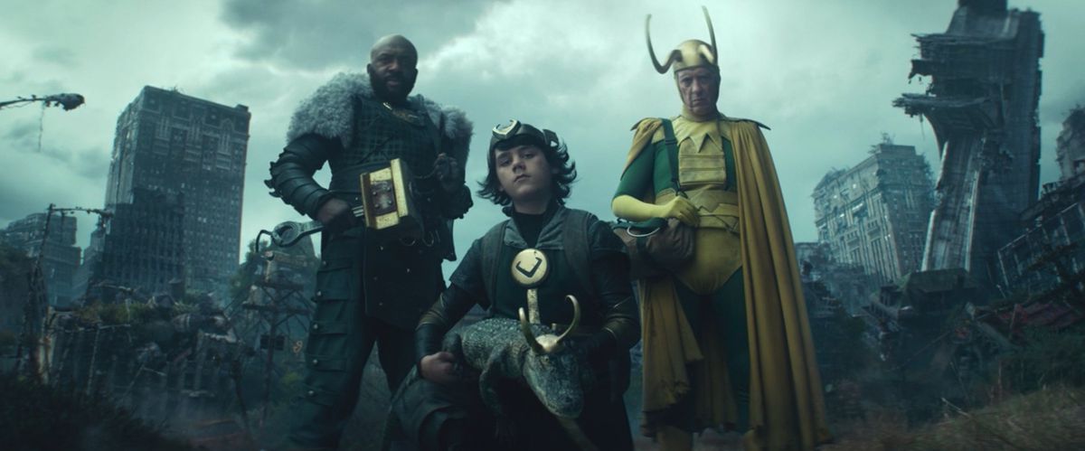 Mjolner Loki, Kid Loki, Alligator Loki e Old Loki davanti a una New York in rovina