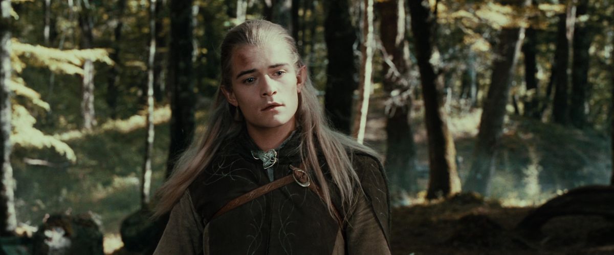 Legolas si imbatte in Aragorn che si prende cura delle ferite mortali di Boromir.  Sembra vagamente triste ma per lo più confuso.