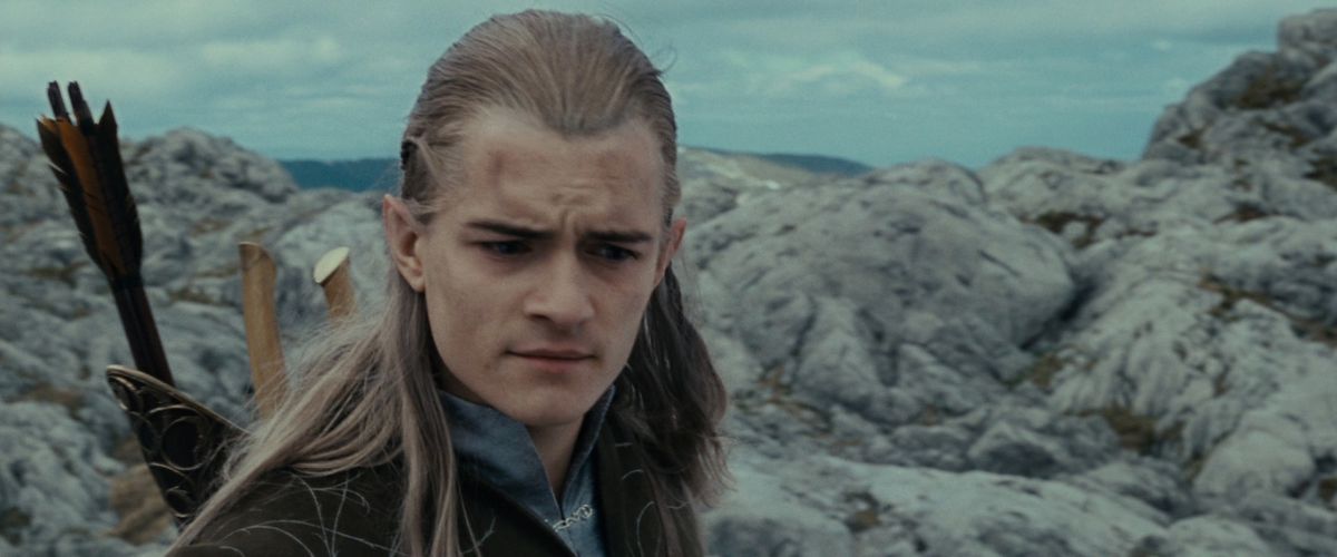 Legolas sembra per lo più confuso mentre il resto della Compagnia crolla in lacrime dopo la morte di Gandalf in La Compagnia dell'Anello.