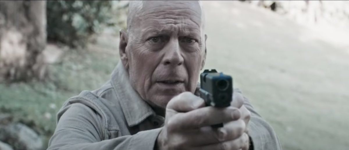 Bruce Willis con una pistola in mano in Out of Death