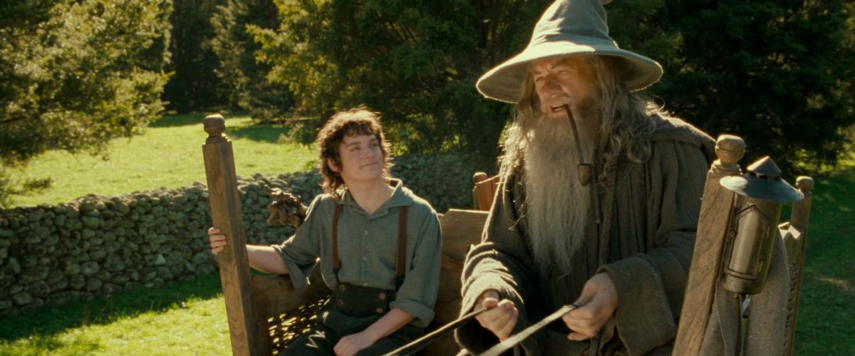Frodo sorride come un idiota mentre guarda Gandalf che guida il carro e fuma erba in Il Signore degli Anelli: La Compagnia degli Anelli