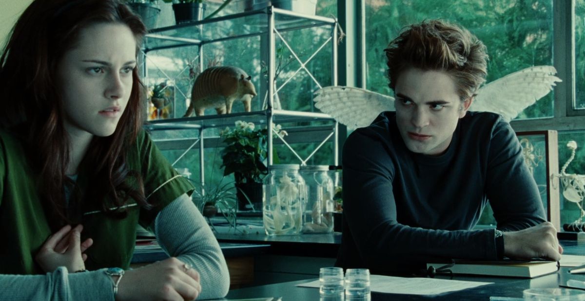Edward Cullen (Robert Pattinson) guarda torvo Bella Swan (Kirsten Stewart) in Twilight.
