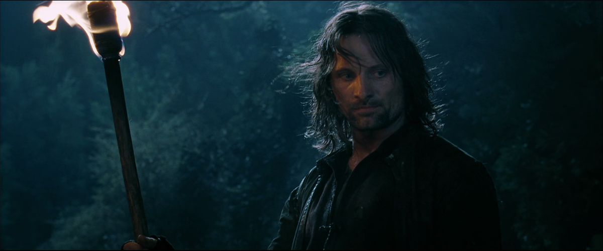 Aragorn tiene una torcia in una foresta ne La Compagnia dell'Anello. 
