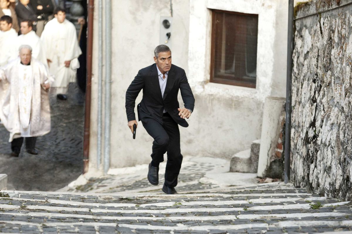George Clooney sale le scale a Roma in The American