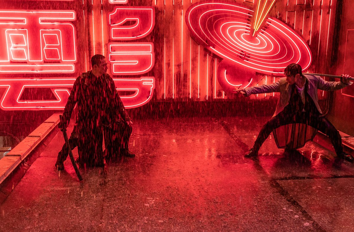 Kenta e Tommy Arashikage si affrontano su un tetto piovoso e inondato di neon in Snake Eyes