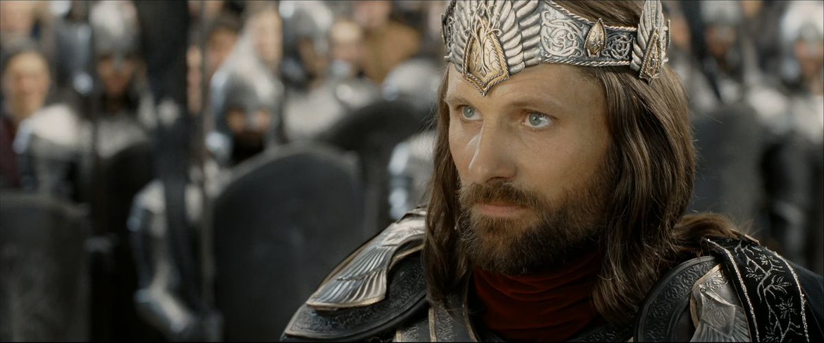 Aragorn indossa la corona dei re di Gondor ne Il ritorno del re. 