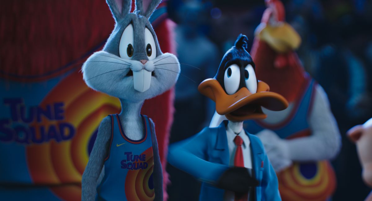 Bugs Bunny e Daffy Duck sembrano preoccupati in Space Jam: A New Legacy