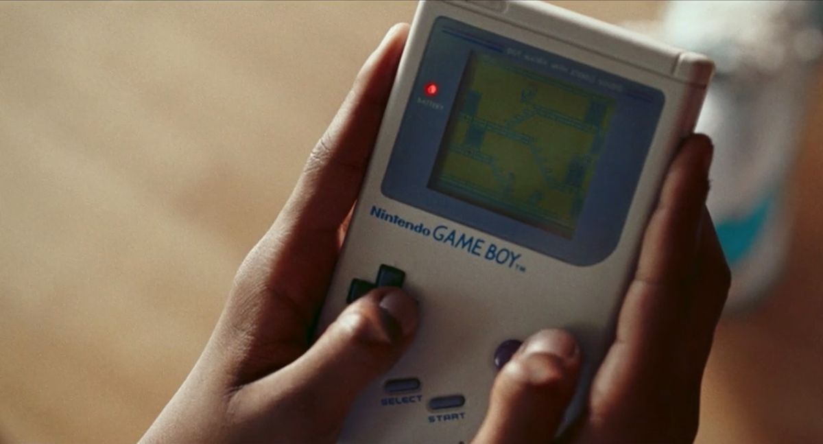 Un'inquadratura di un Game Boy che gioca a Bugs Bunny da Space Jam: A New Legacy