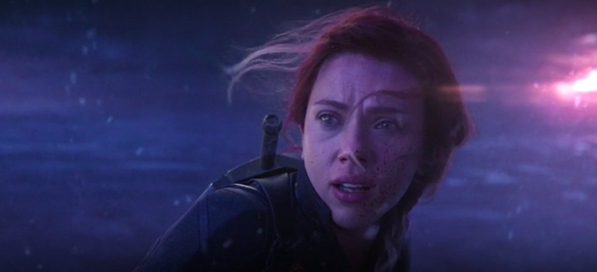 Black Widow (Scarlett Johansson) guarda impaurita sopra la sua spalla poco prima di sacrificarsi su Vormir, in una scena inutilizzata e cancellata di Avengers: Endgame.