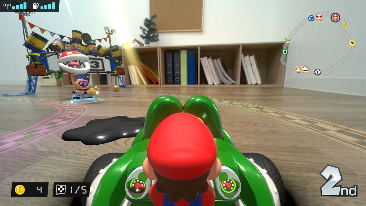 Mario guida attraverso un soggiorno e ci sono macchie d'olio davanti a lui