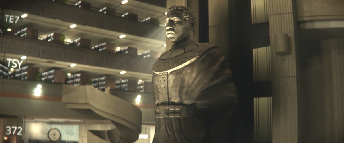 Una statua di Jonathan Majors come sovrano supremo della Time Variance Authority (presumibilmente Kang il Conquistatore) a Loki.