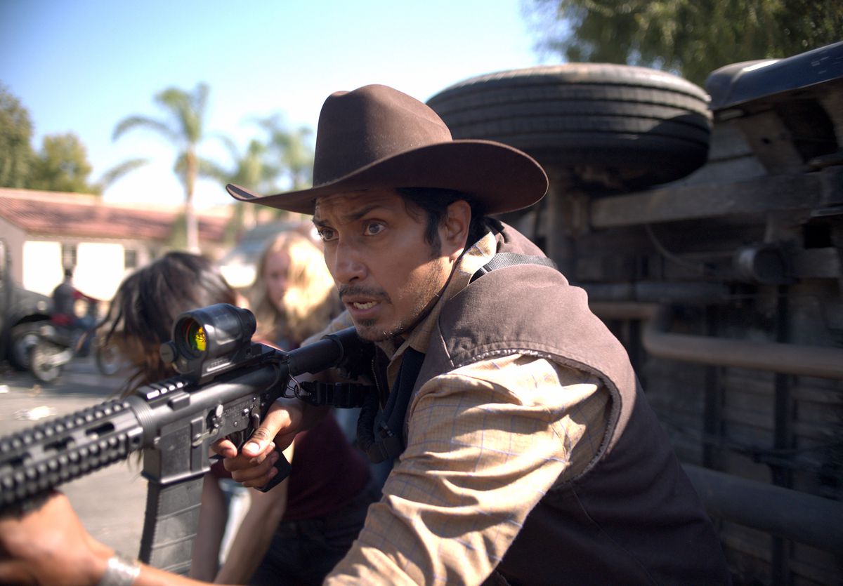 Tenoch Huerta come Juan, con un fucile d'assalto pronto in The Forever Purge