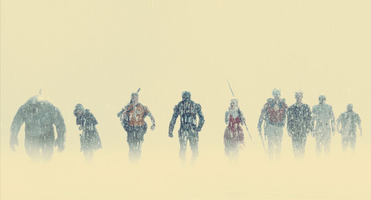 The Suicide Squad cammina attraverso la pioggia e la nebbia in The Suicide Squad