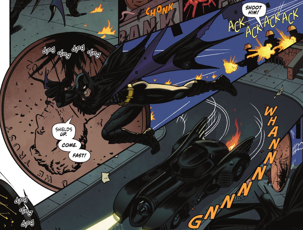 Batman corre accanto a un centesimo gigante che devia gli spari in Batman '89 #1 (2021).