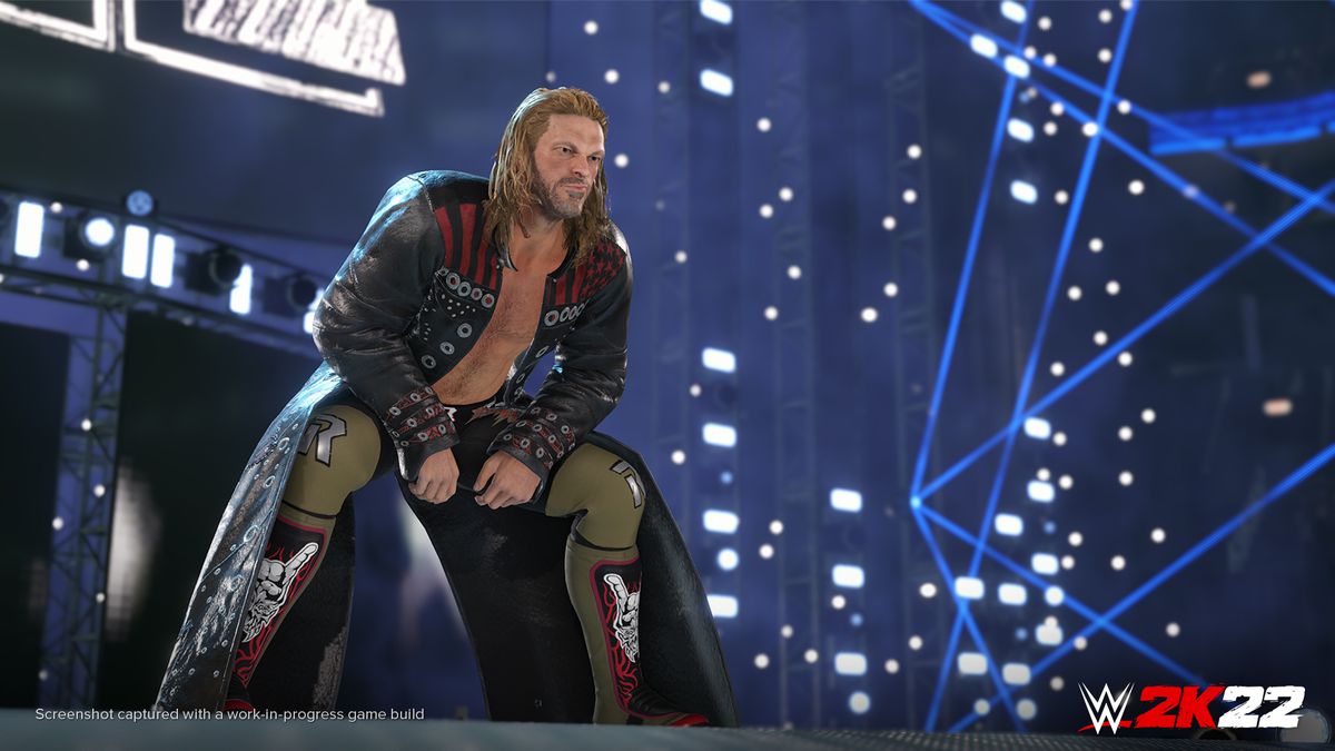 il pro rassler Edge si accovaccia sul palco durante il suo ingresso in WWE 2K22