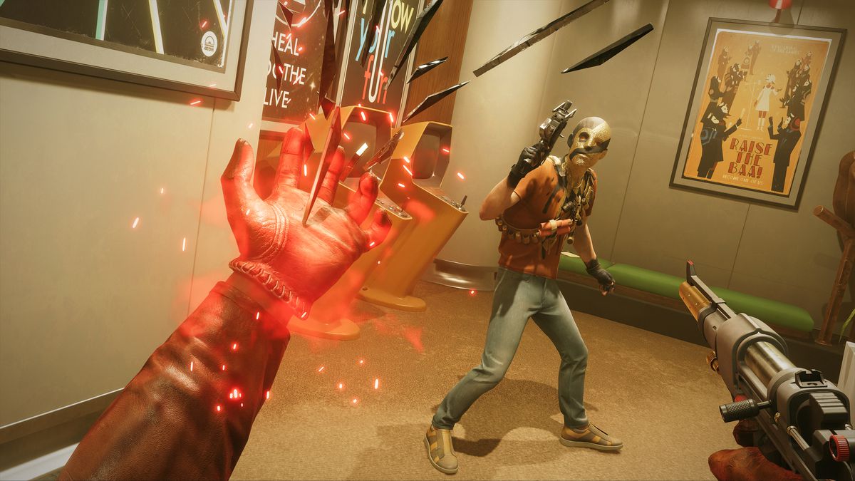 Cole usa un'abilità scheggia nella mano sinistra mentre punta una pistola contro un Eternalista in Deathloop
