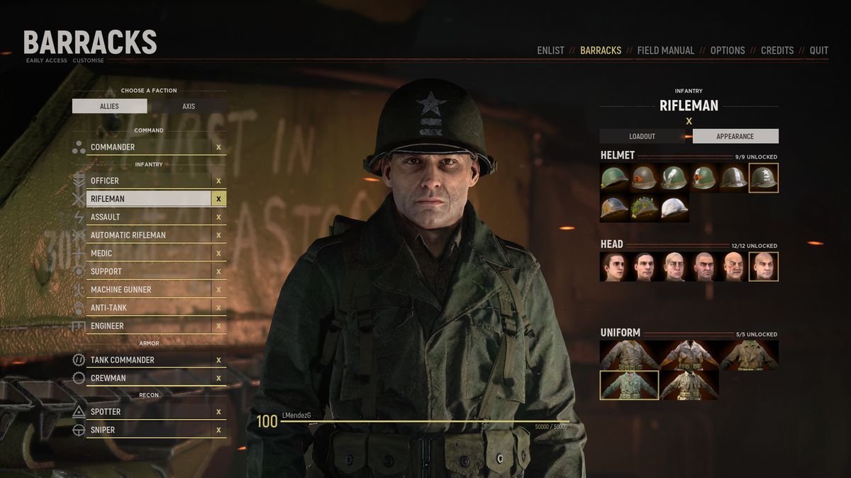 Hell Let Loose - la schermata di personalizzazione e inventario, che mostra le opzioni disponibili per vestire un soldato della Seconda Guerra Mondiale
