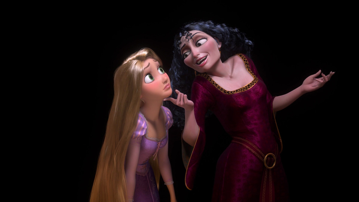 mamma gothel con un dito sotto il mento di Rapunzel 
