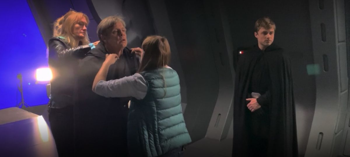 Mark Hamill ottiene un controllo del costume come Luke Skywalker in The Mandalorian mentre il suo giovane corpo doppio rimane in disparte