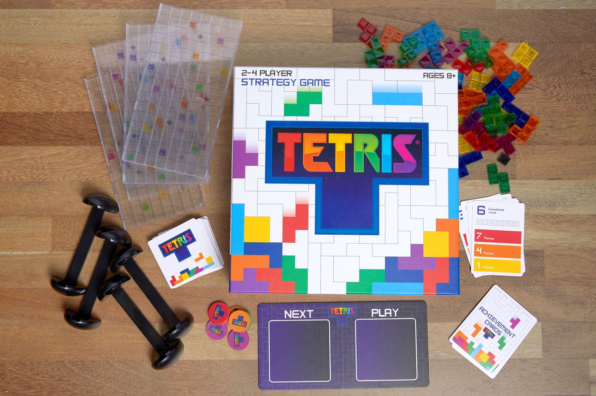Il contenuto del gioco da tavolo di strategia Tetris disposto sul tavolo.