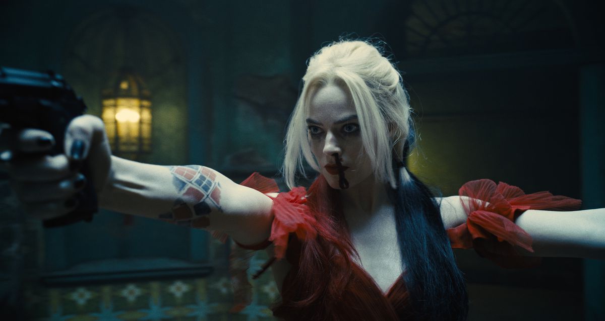 Harley Quinn punta una pistola fuori dallo schermo in The Suicide Squad