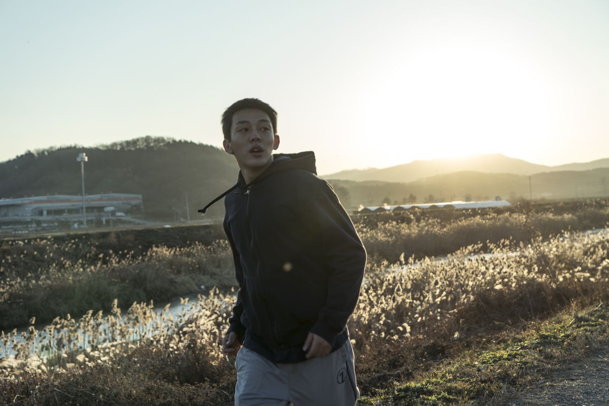 Jong-su (Yoo Ah-in) vaga per un campo.