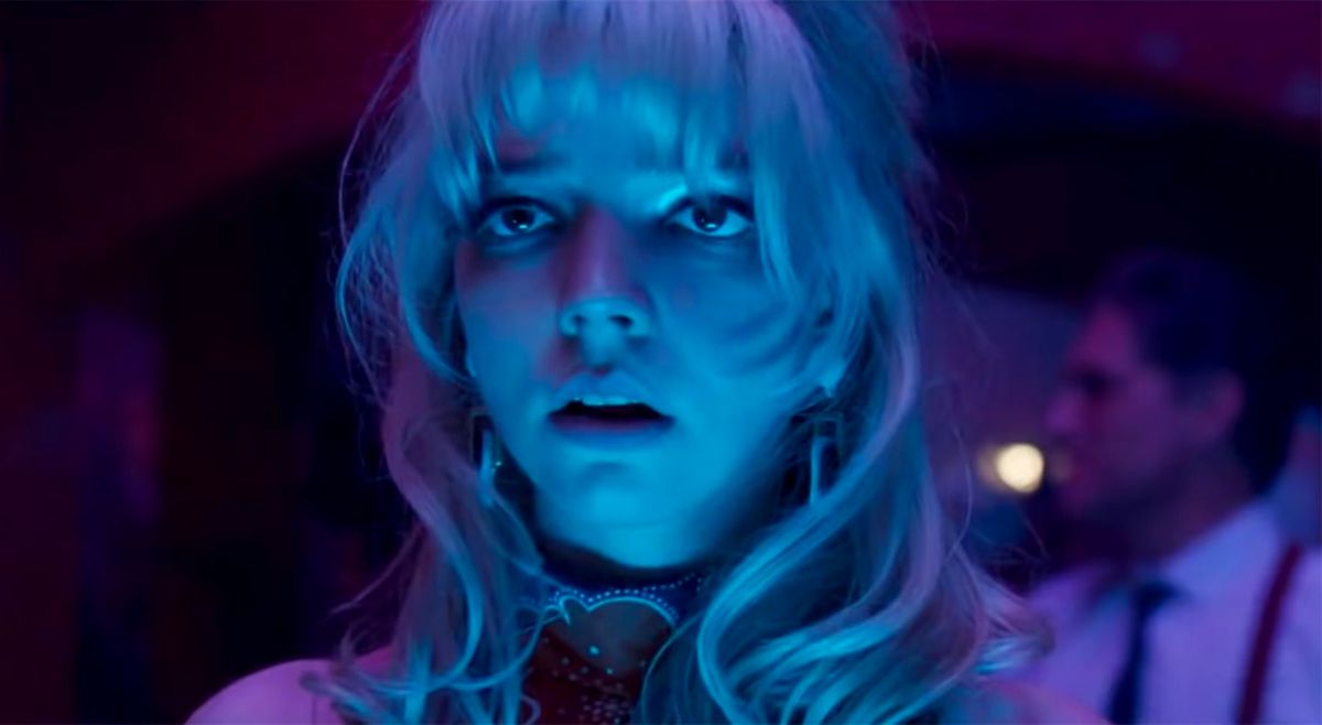 Anya Taylor-Joy, illuminata di blu neon e terrorizzata, in Last Night in Soho
