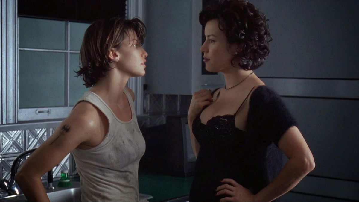 Corky (Gina Gershon) e Violet (Jennifer Tilly) si scambiano uno sguardo intenso in Bound.