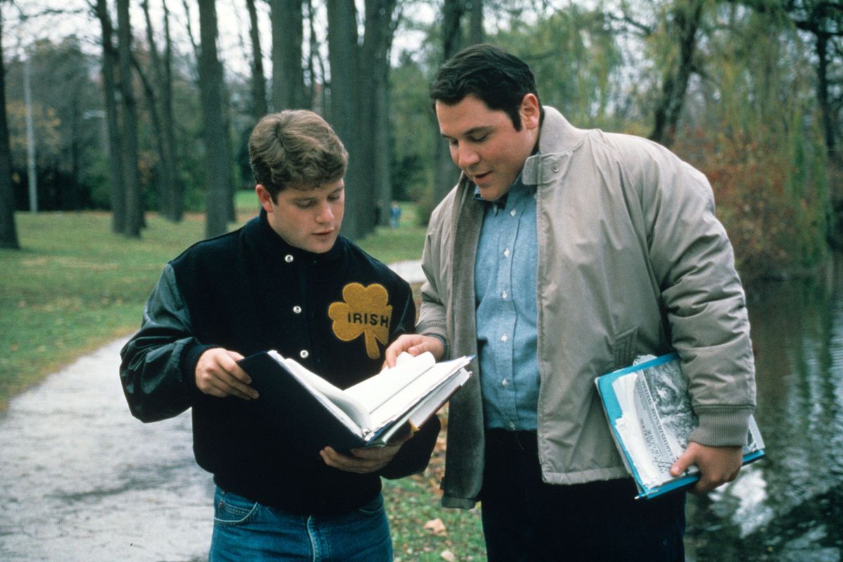 Rudy mostra al suo amico (Jon Favreau) i suoi compiti in Rudy (1993)