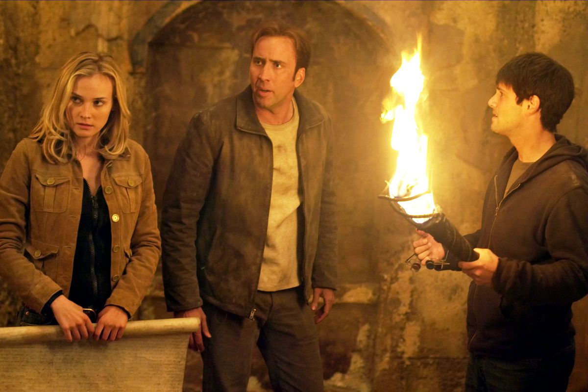Abigail Chase (Diane Kruger), Benjamin Franklin Gates (Nicolas Cage) e Riley Poole (Justin Bartha) in una tomba sotterranea nel National Treasure.