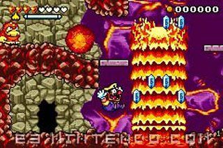 Wario Land 4 Schermata del gioco Game Boy, Wario sta saltando sulla lava.  Lo stile artistico è pixelato.