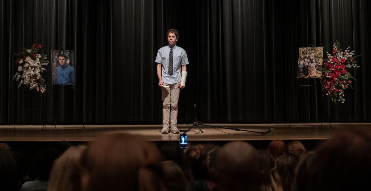 Evan sul palco di un memoriale per Connor in Dear Evan Hansen