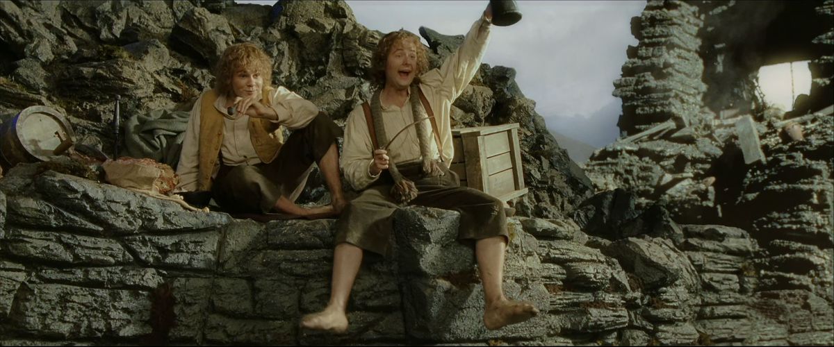 Merry e Pipino salutano gli altri con entusiasmo nel relitto di Isengard ne Il ritorno del re. 