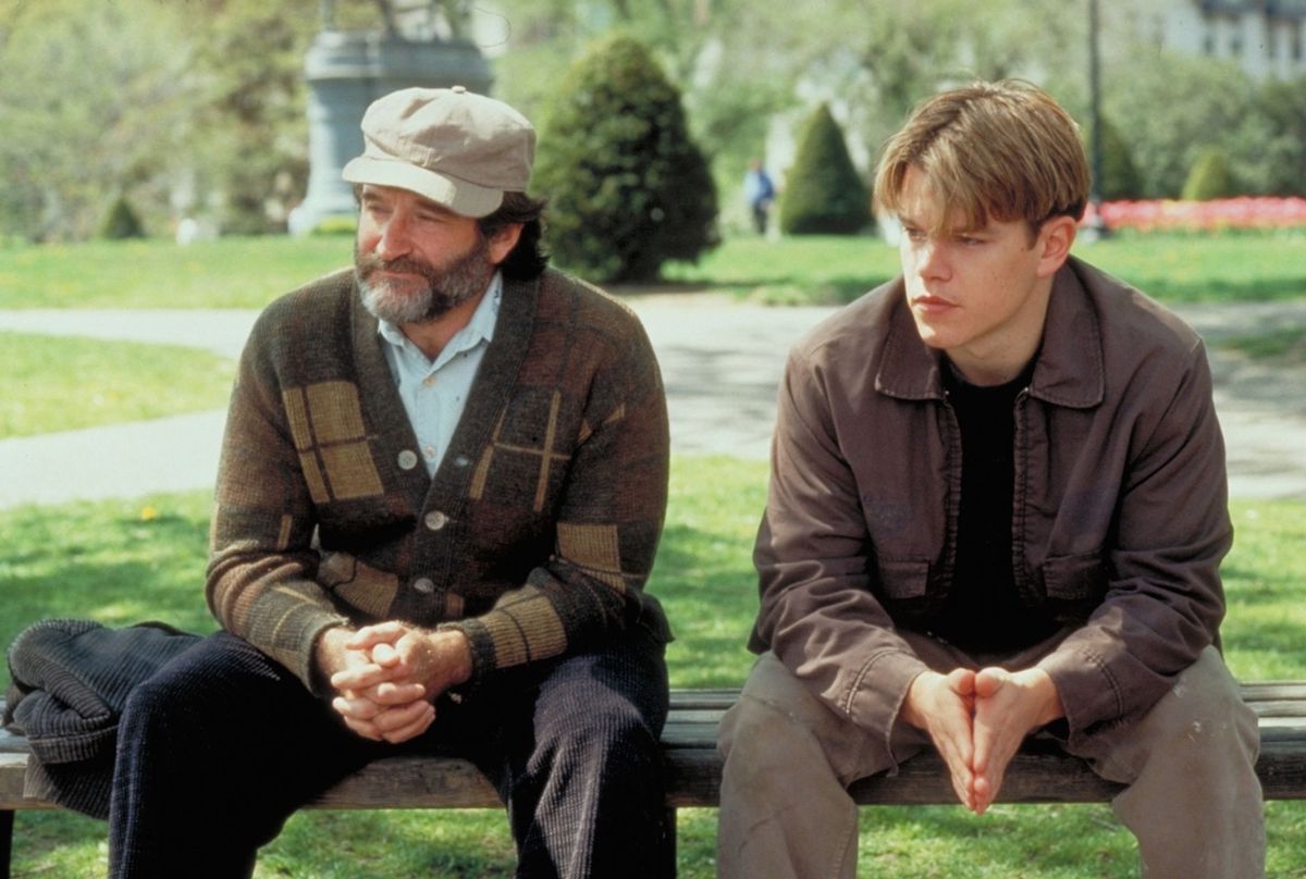 Sean McGuire (Robin Williams) e Will Hunting (Matt Damon) seduti su una panchina in Good Will Hunting