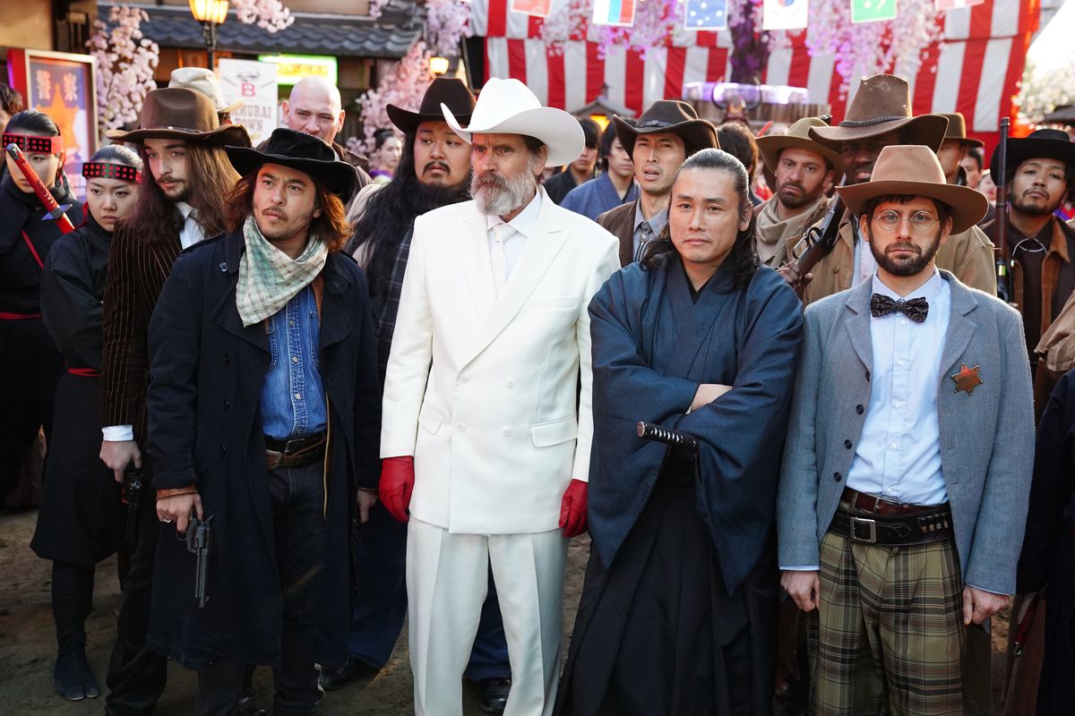 il governatore in abito bianco e cappello da cowboy sta con altri samurai cowboy in Prisoners of the Ghostland