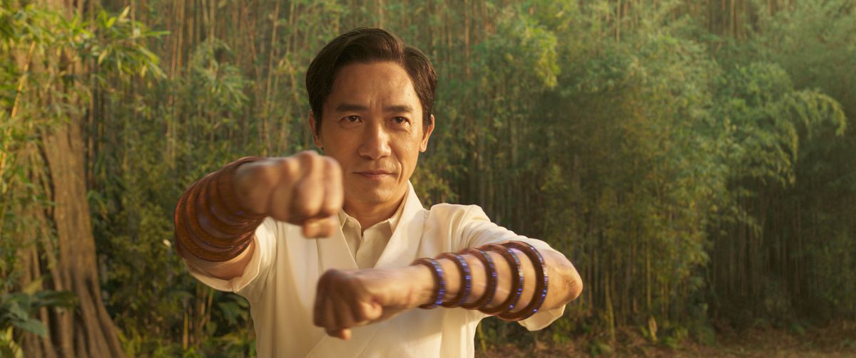 Wenwu (Tony Leung) brandisce i Dieci Anelli in Shang-Chi e la Leggenda dei Dieci Anelli.
