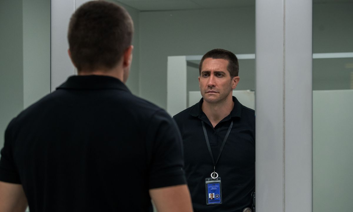 Jake Gyllenhaal sembra teso mentre fissa uno specchio in The Guilty di Netflix, quasi come se fosse lui stesso The Guilty