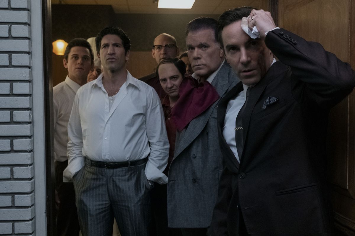 I membri del cast di The Many Saints of Newark si riuniscono in una porta, con Alessandro Nivola come Dickie Moltisanti di fronte 